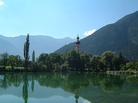 Nassereither See mit der Dorfkirche im Hintergrund